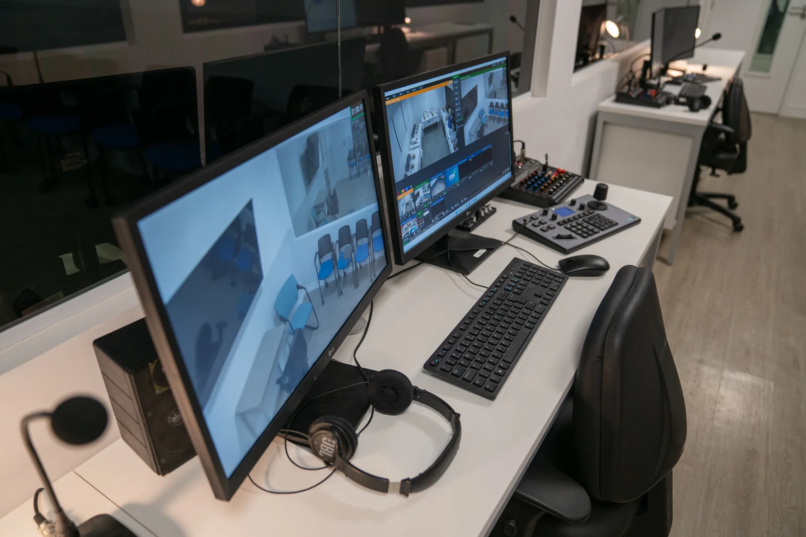 Sala de controle com monitores para acompanhamento dos cenários